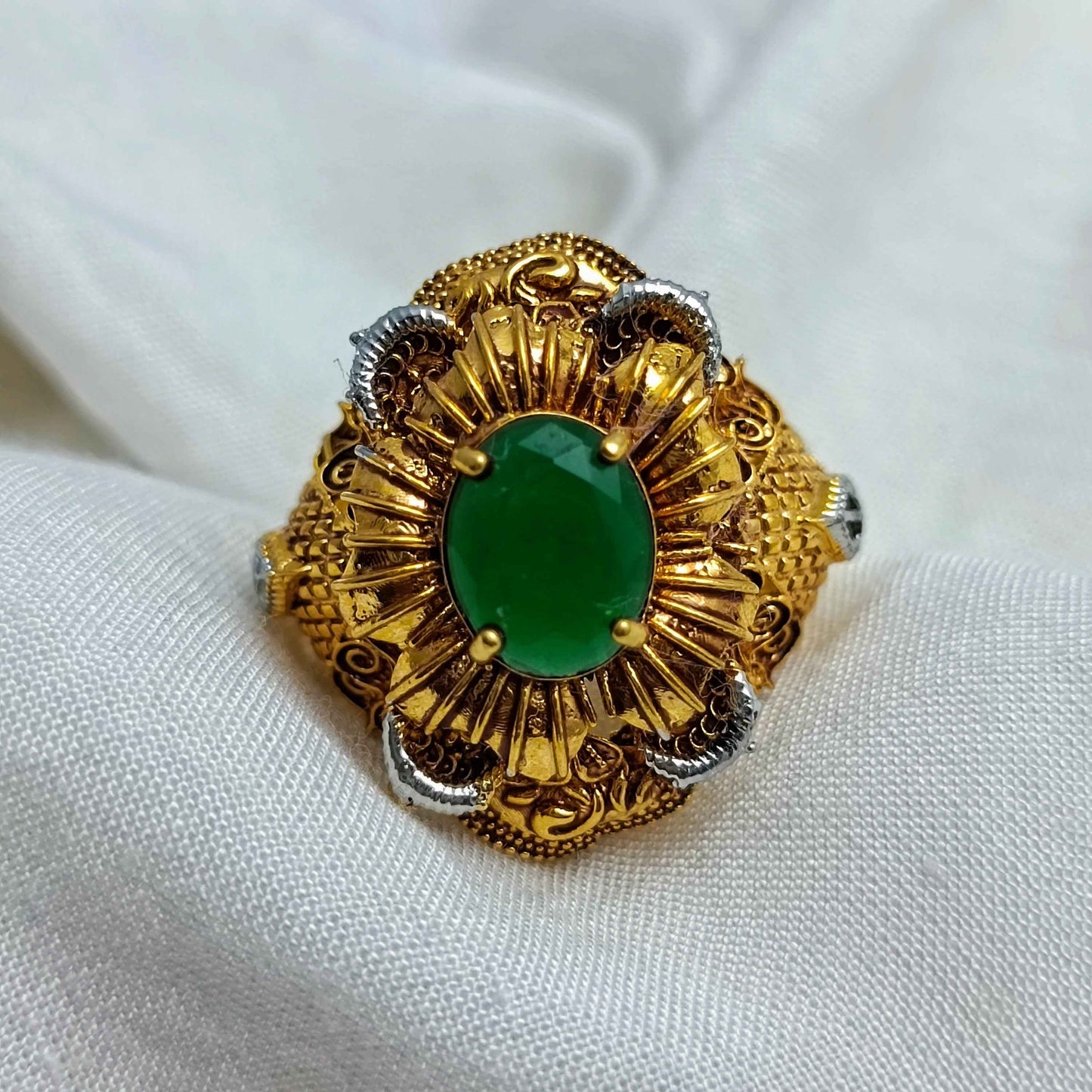 Beautiful emrald ring