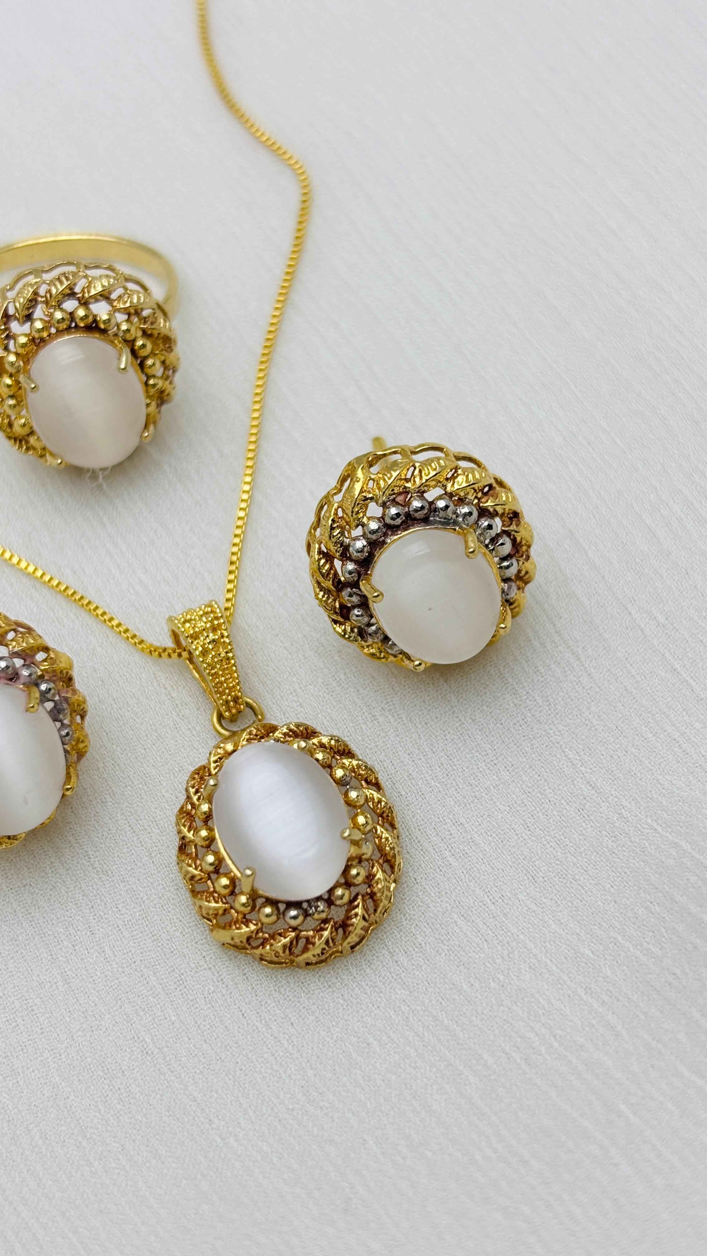 Royal white pendant necklace set