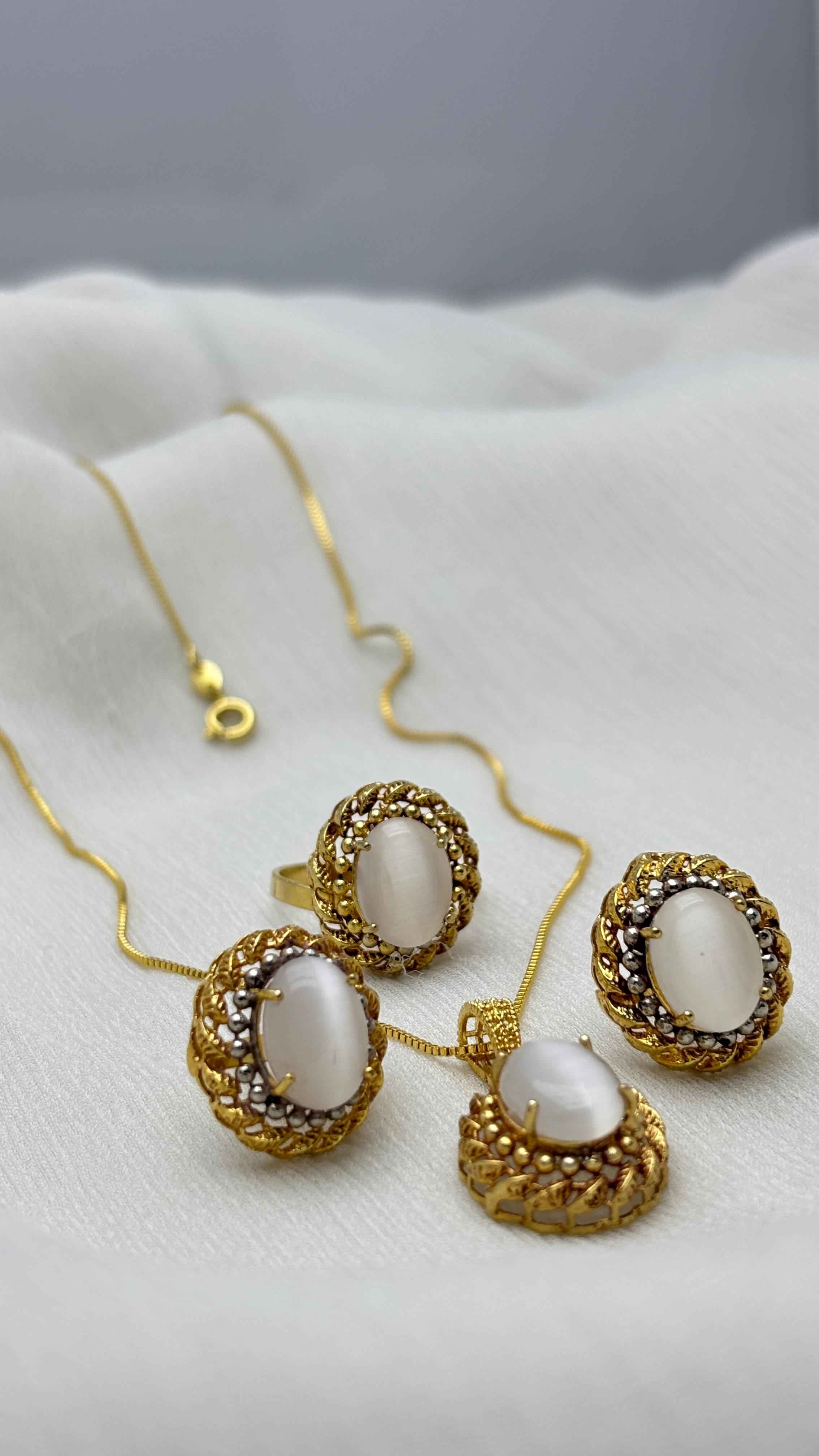 Royal white pendant necklace set