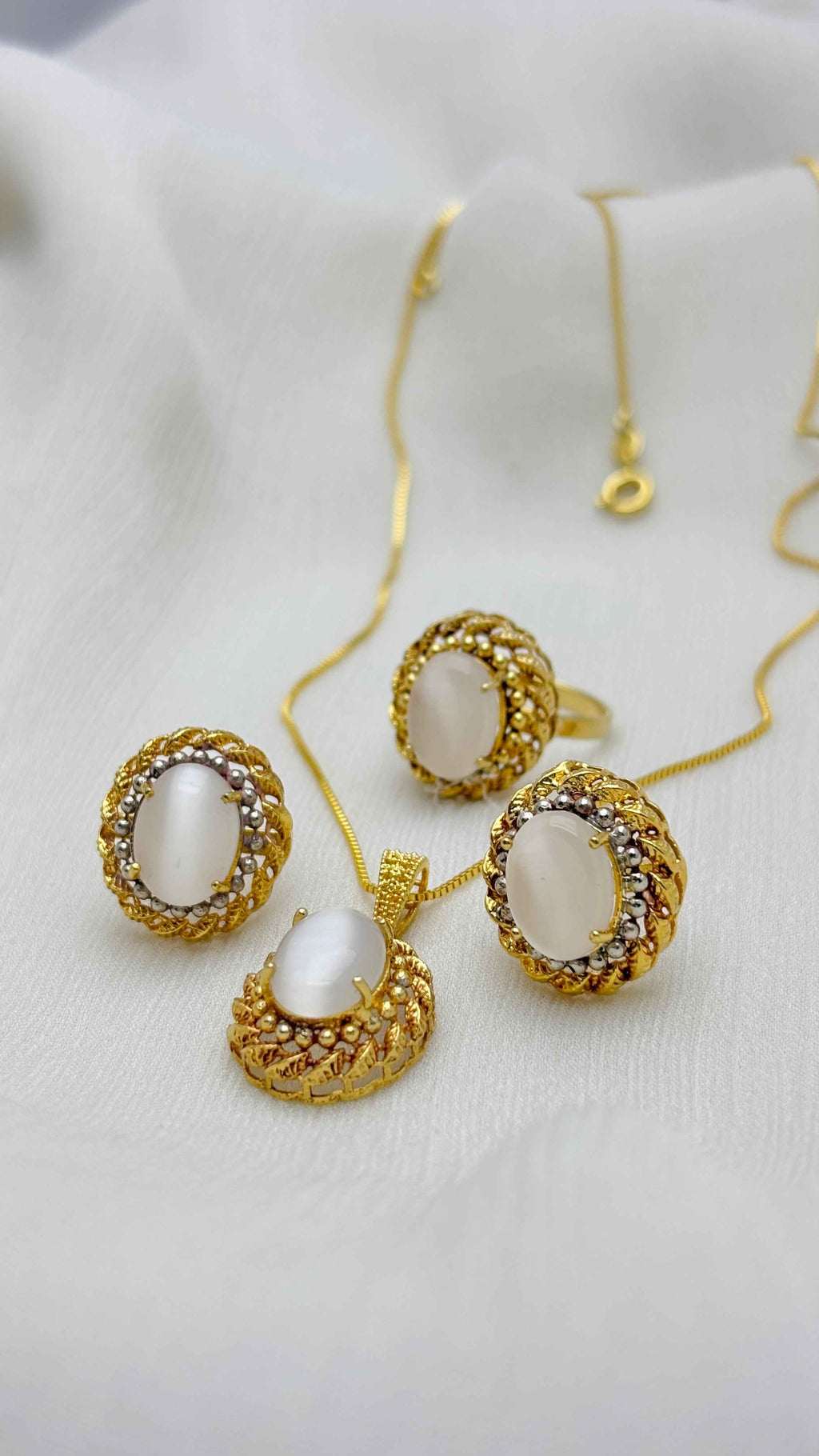 Royal white pendant necklace set