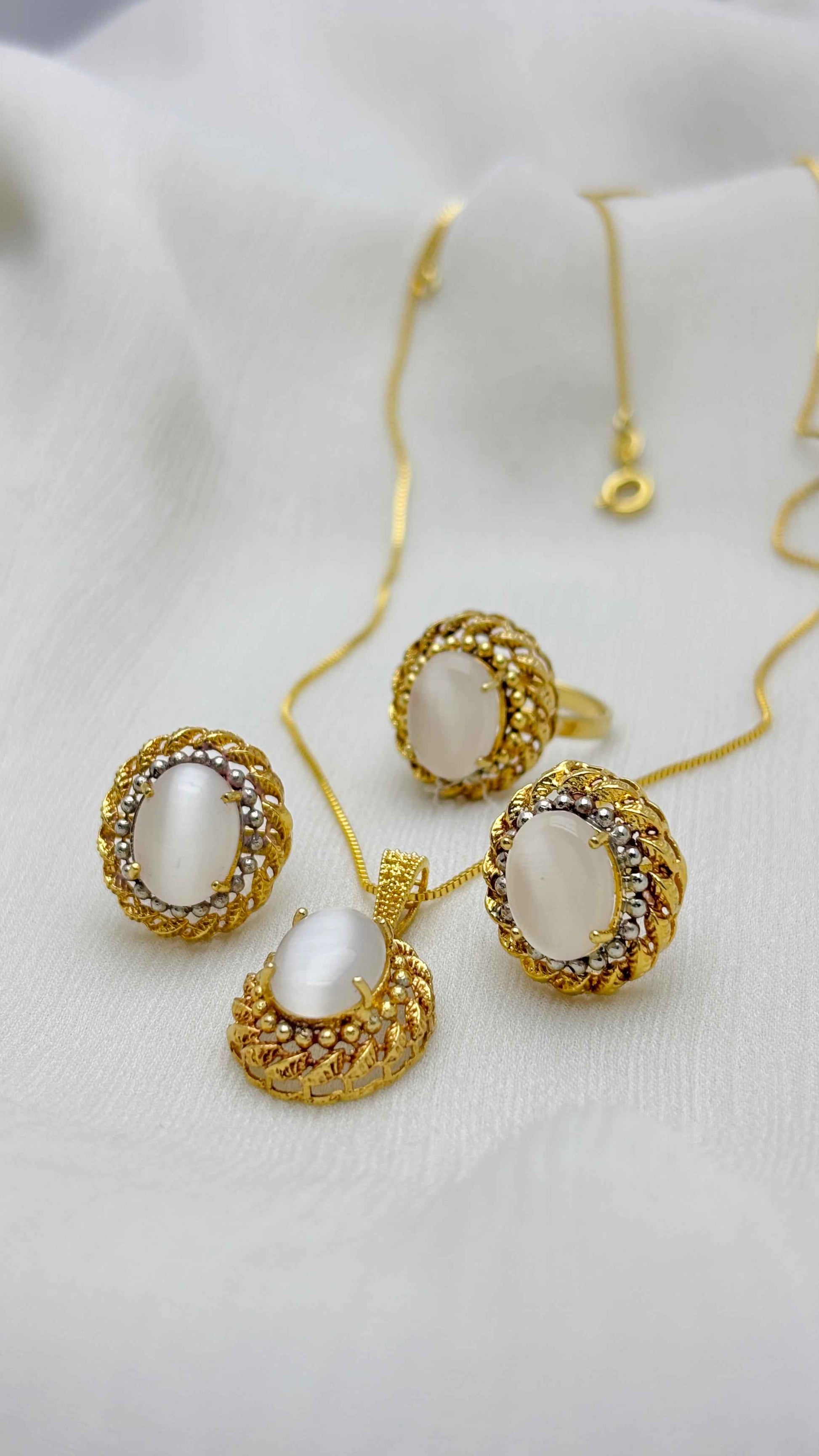 Royal white pendant necklace set