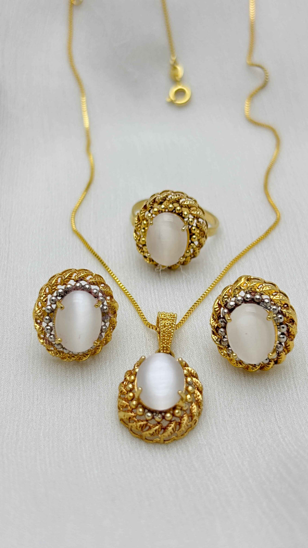 Royal white pendant necklace set