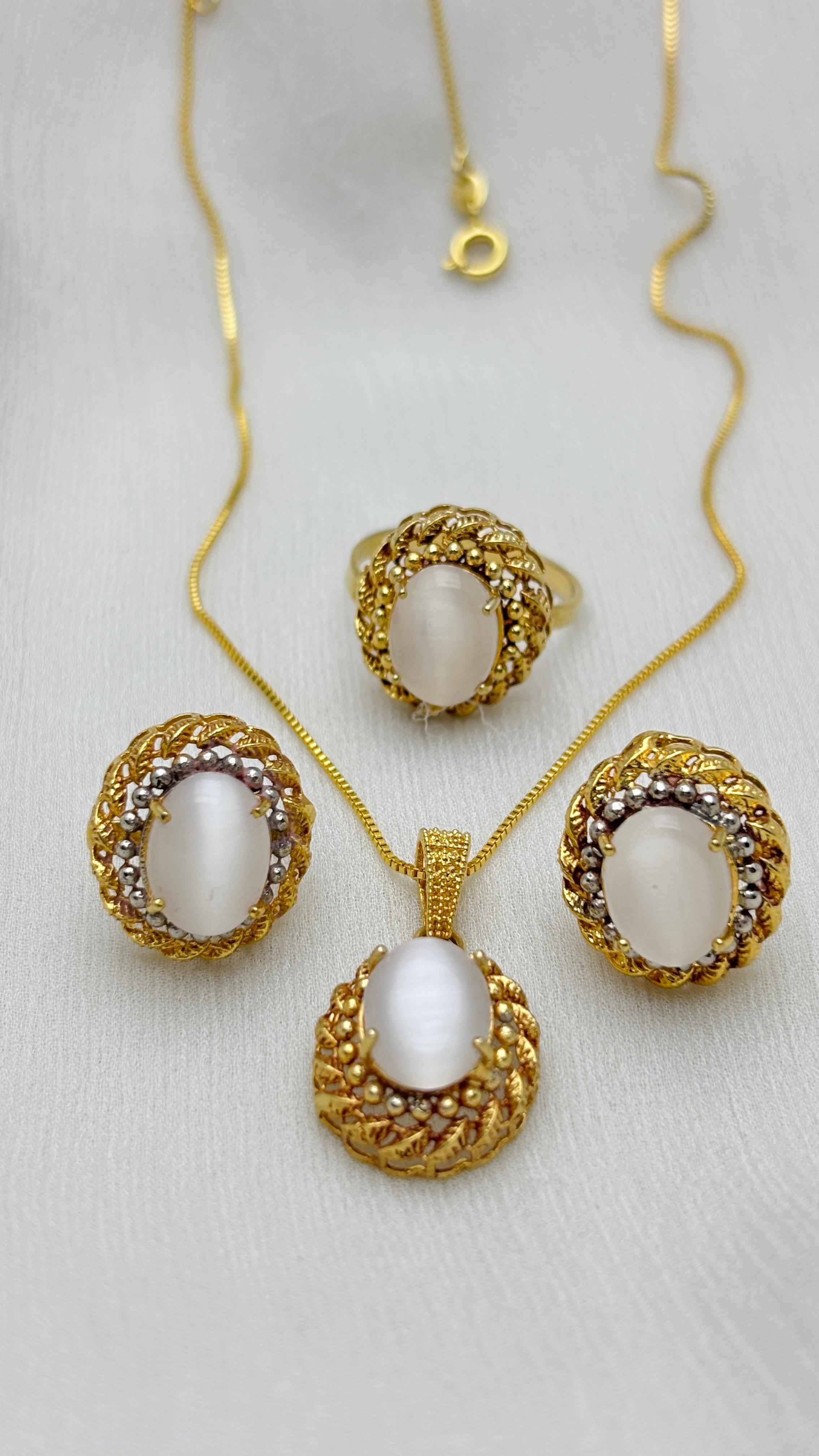 Royal white pendant necklace set